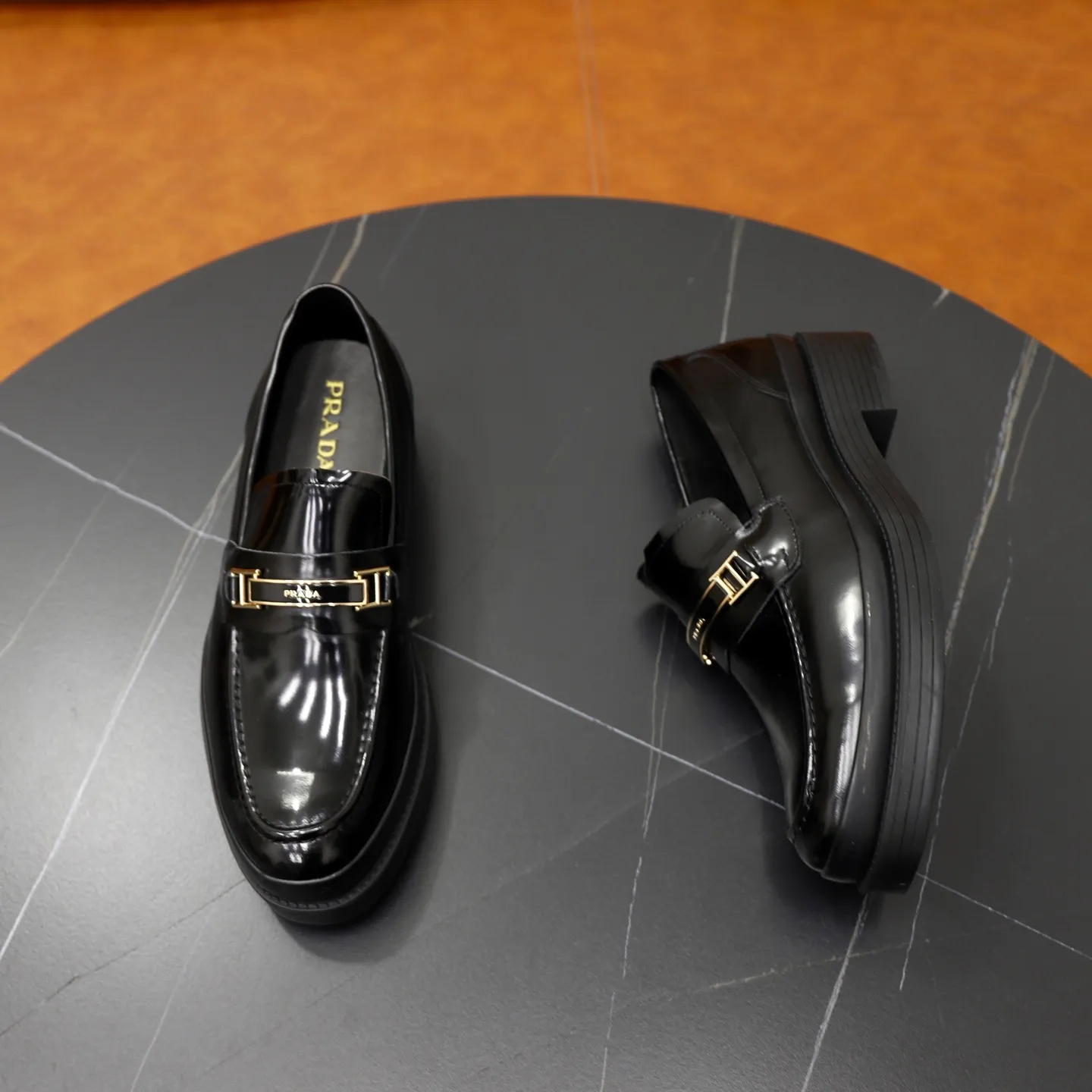 Men's shoes: 540💰🙅‍♂️🙅‍♂️🙅‍♂️ Brand: PRADA Standard code: Men's code 38-44 (45 can be customized) Grade: Same style as the official website Original order quality Material: Original cowhide surface Comfortable sheepskin lining Original outsole Style category: Men's fashionable casual leather shoes Distinguished big-name luxury elements Top luxury Color: actual picture color